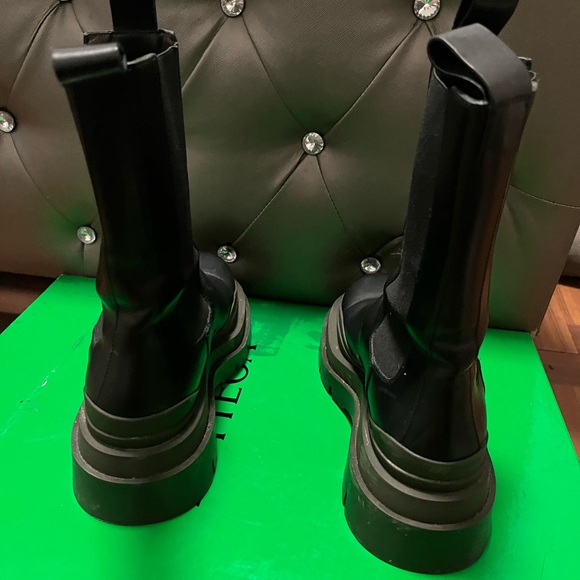 Bottega Veneta Tire Chelsea Boots - Picture 4 of 10